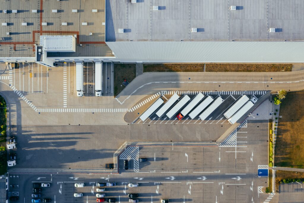 Vue aérienne des parkings à camions