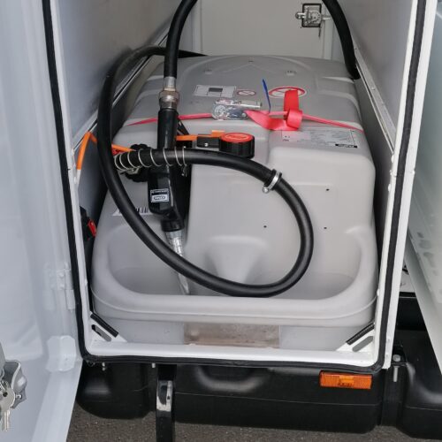 cuve carburant installée dans coffre pompe de distribution electrique