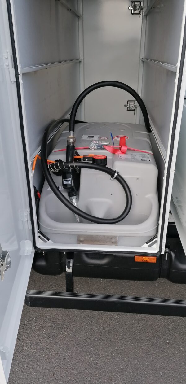 cuve carburant installée dans coffre pompe de distribution electrique